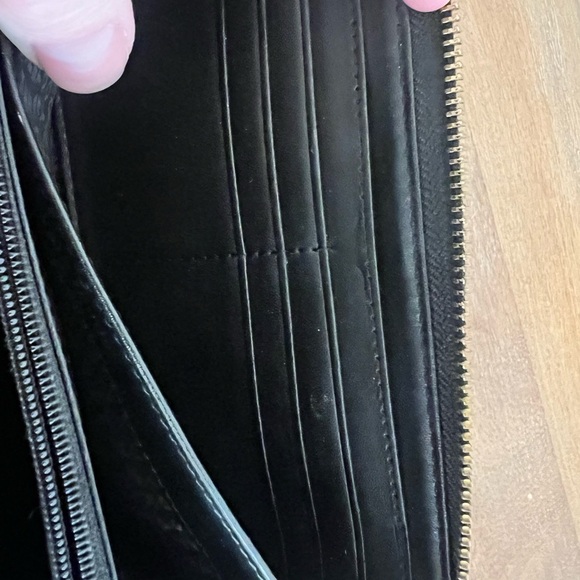 Kate Spade Zip Around Wallet. - Picture 10 of 16